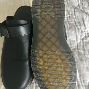 Dr. Martens Carlson leather slides mens 8 women's 9 only worn 1 time! Mint